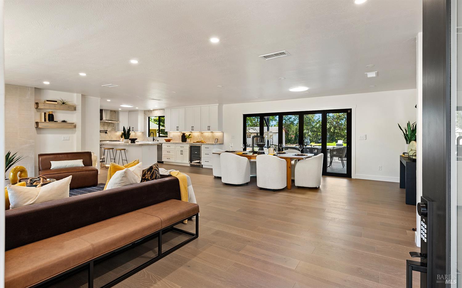Detail Gallery Image 10 of 66 For 2283 Woodside Way, Healdsburg,  CA 95448 - 3 Beds | 4 Baths