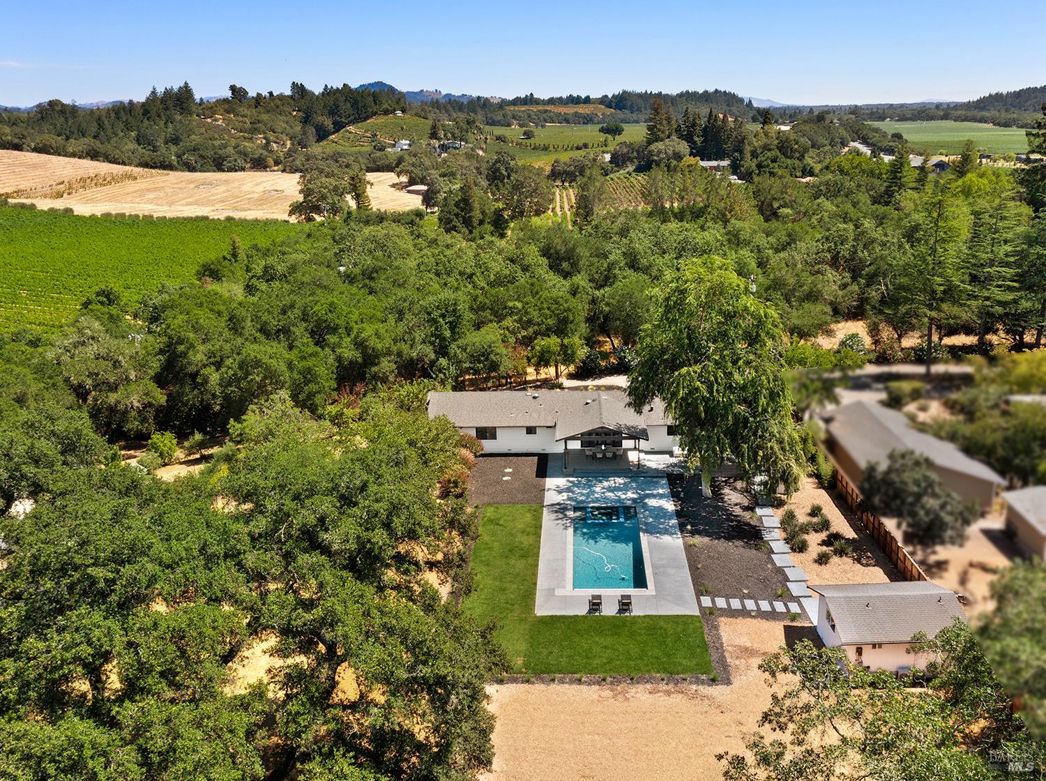 Detail Gallery Image 5 of 66 For 2283 Woodside Way, Healdsburg,  CA 95448 - 3 Beds | 4 Baths