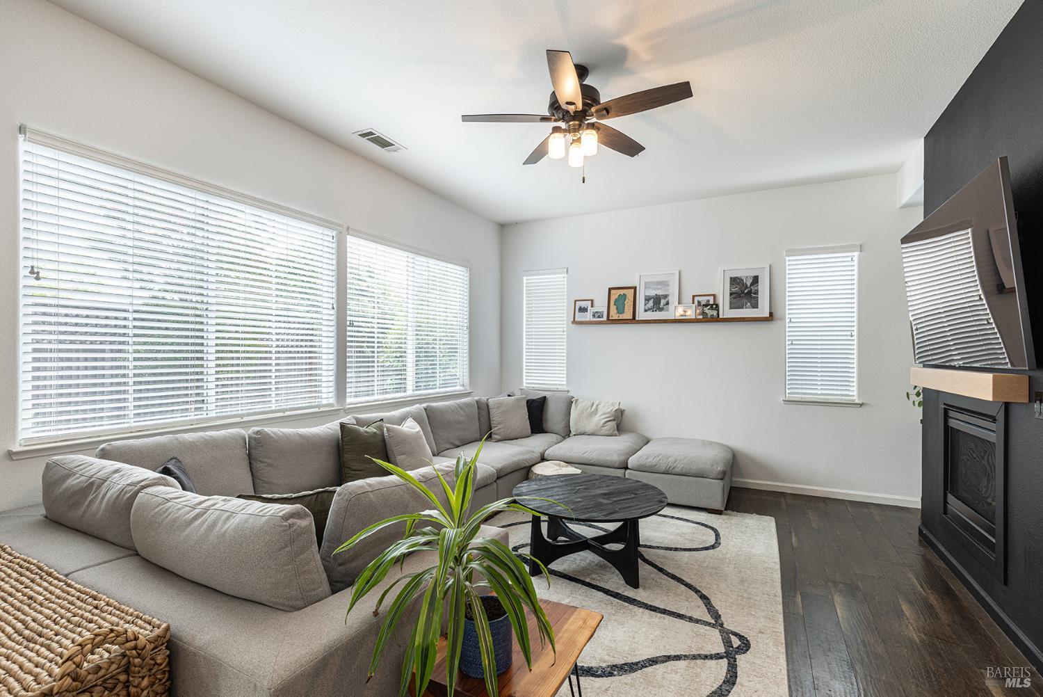 Detail Gallery Image 6 of 42 For 1694 Southridge Dr, Petaluma,  CA 94954 - 4 Beds | 2/1 Baths