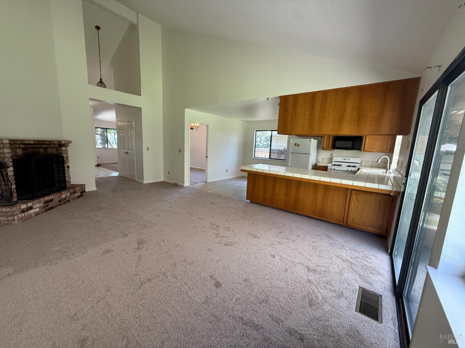 Detail Gallery Image 6 of 15 For 524 Oakmeadow Ct, Vacaville,  CA 95687 - 4 Beds | 2 Baths
