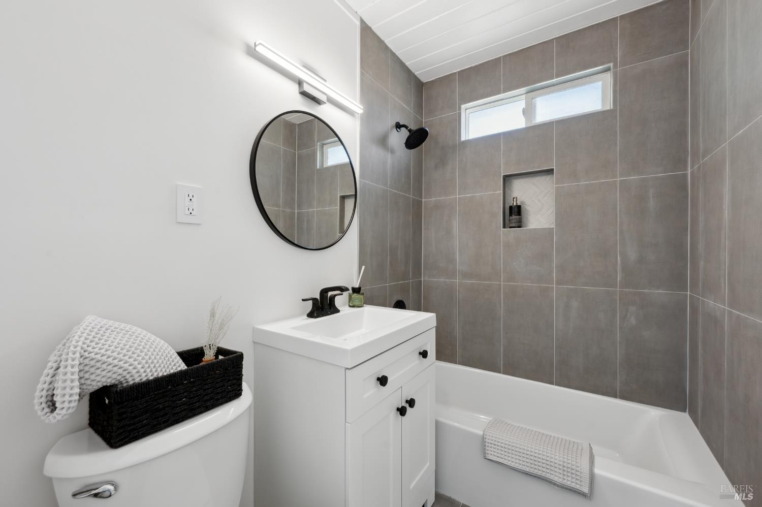 Detail Gallery Image 16 of 21 For 853 Pine Ln, San Rafael,  CA 94903 - 4 Beds | 2 Baths