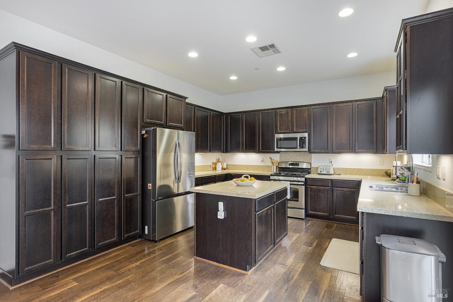 Detail Gallery Image 13 of 42 For 1694 Southridge Dr, Petaluma,  CA 94954 - 4 Beds | 2/1 Baths