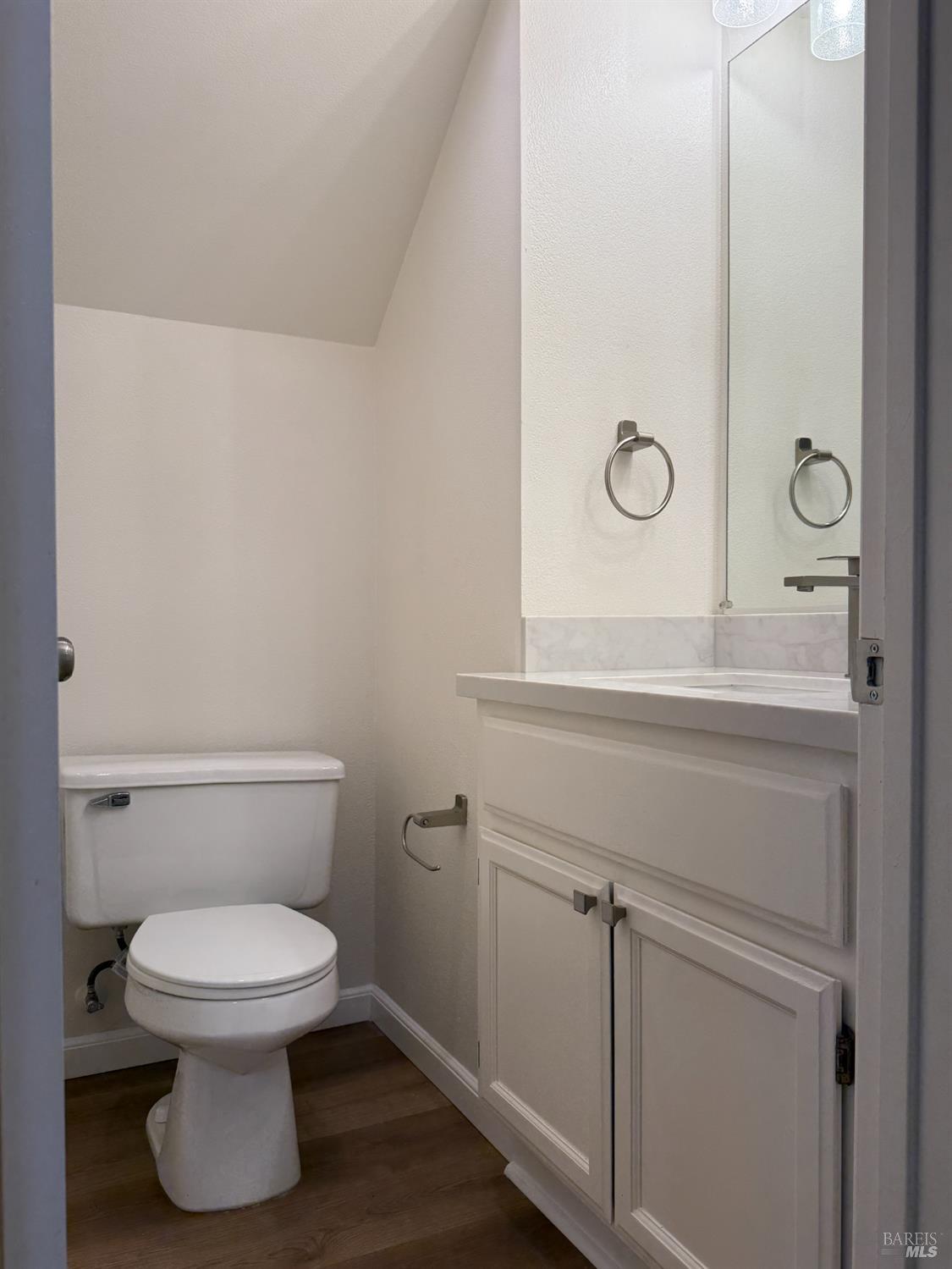 Detail Gallery Image 3 of 24 For 102 Manchester Dr, Fairfield,  CA 94533 - 3 Beds | 2/1 Baths