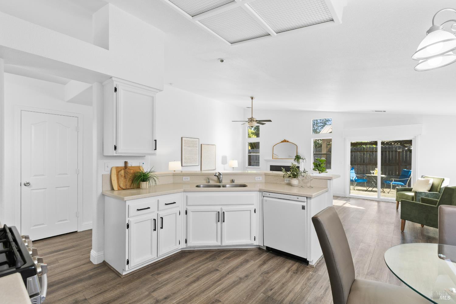 Detail Gallery Image 10 of 42 For 695 Fountain Way, Dixon,  CA 95620 - 4 Beds | 2 Baths