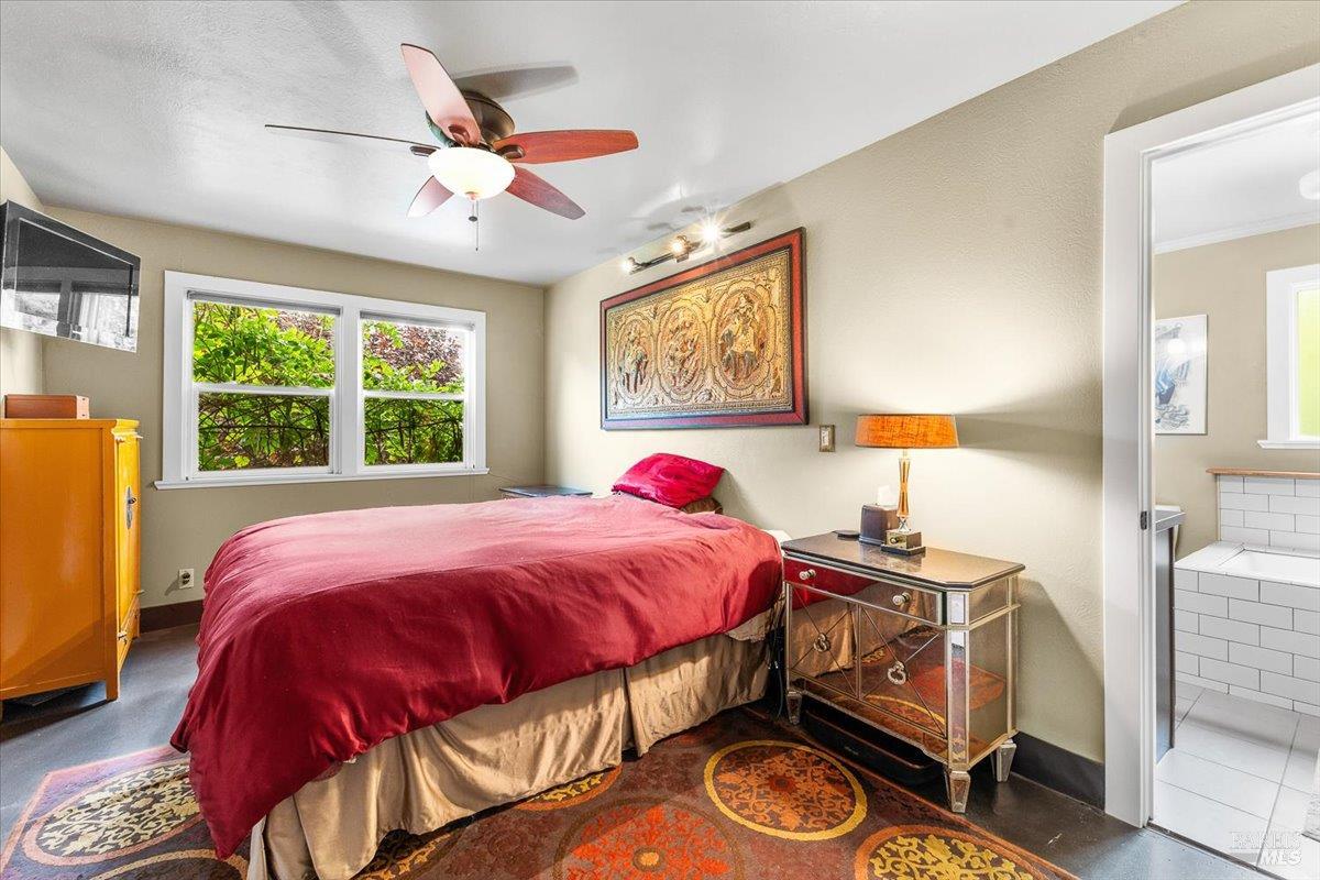 Detail Gallery Image 10 of 34 For 421 University St, Healdsburg,  CA 95448 - 3 Beds | 2/1 Baths
