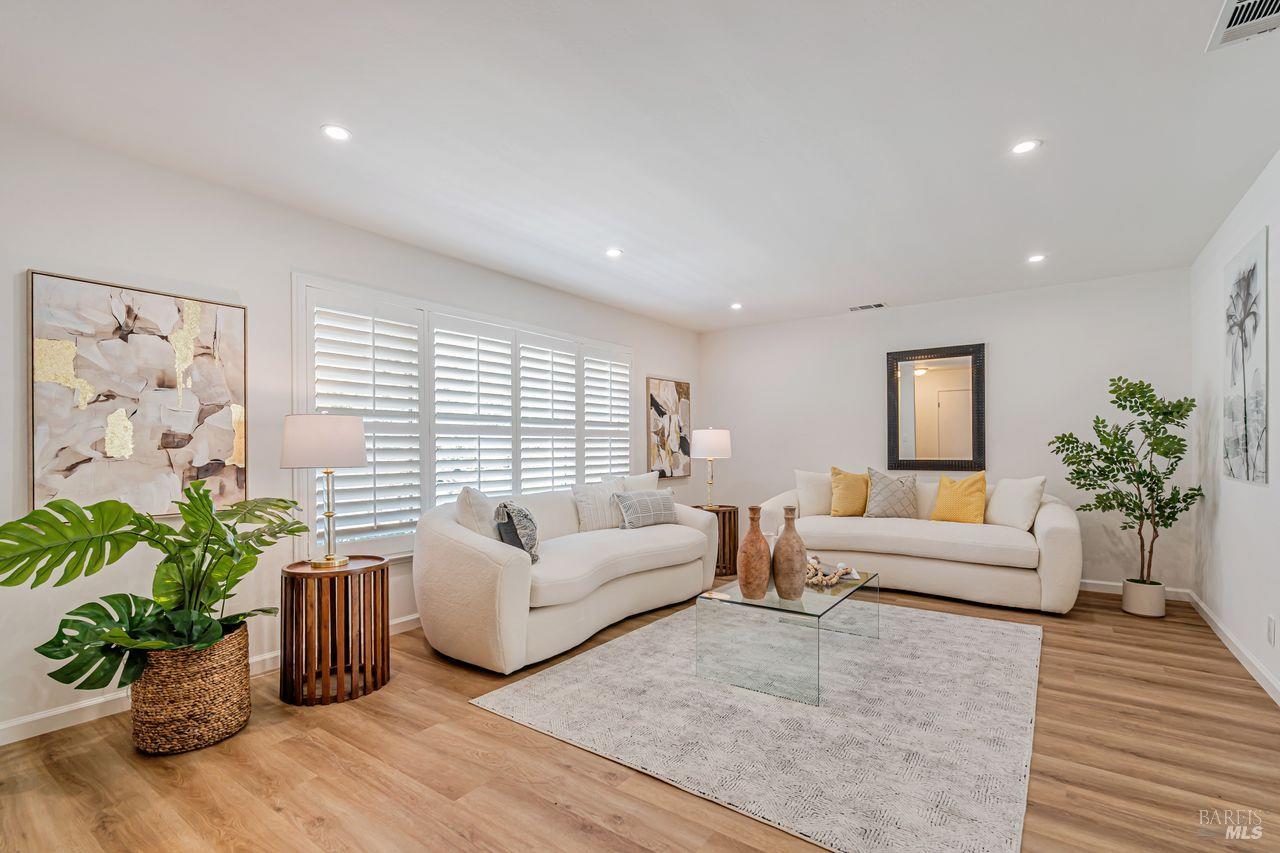 Detail Gallery Image 6 of 38 For 2180 Las Gallinas Ave, San Rafael,  CA 94903 - 3 Beds | 2 Baths