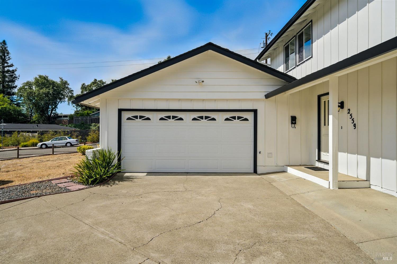 Detail Gallery Image 2 of 51 For 2559 Las Gallinas Ave, San Rafael,  CA 94903 - 5 Beds | 2/1 Baths