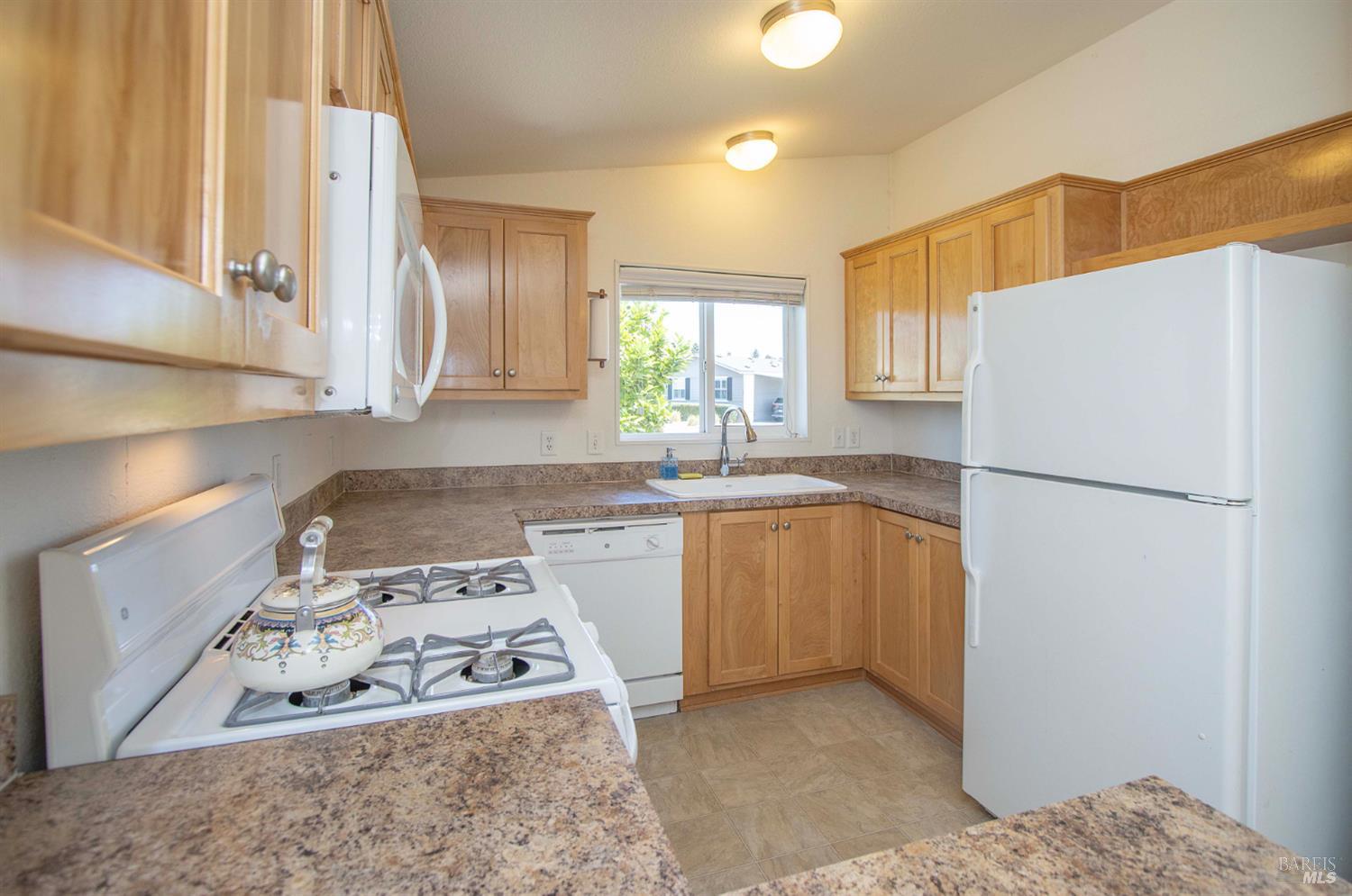 Detail Gallery Image 14 of 33 For 63 Oakwood Dr, Petaluma,  CA 94954 - 3 Beds | 2 Baths