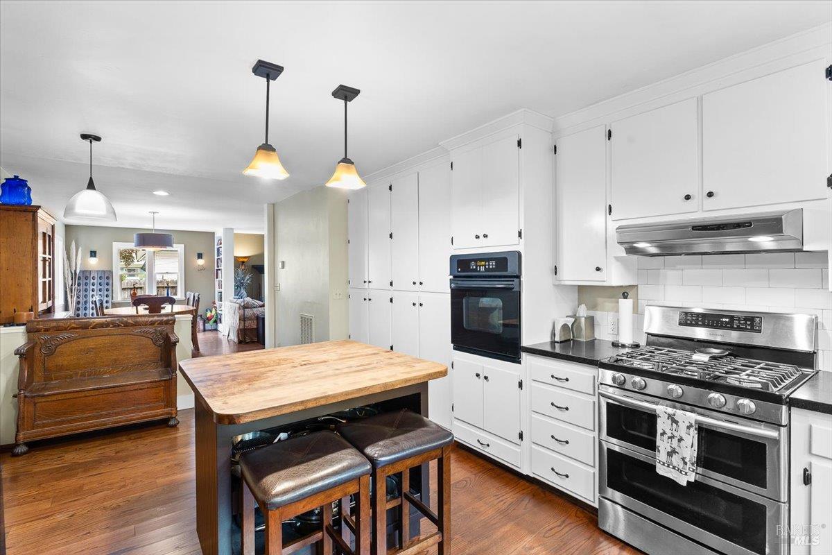 Detail Gallery Image 7 of 34 For 421 University St, Healdsburg,  CA 95448 - 3 Beds | 2/1 Baths
