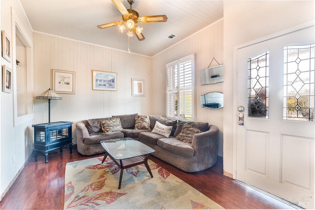 Detail Gallery Image 4 of 42 For 141 E F St, Benicia,  CA 94510 - 2 Beds | 3 Baths