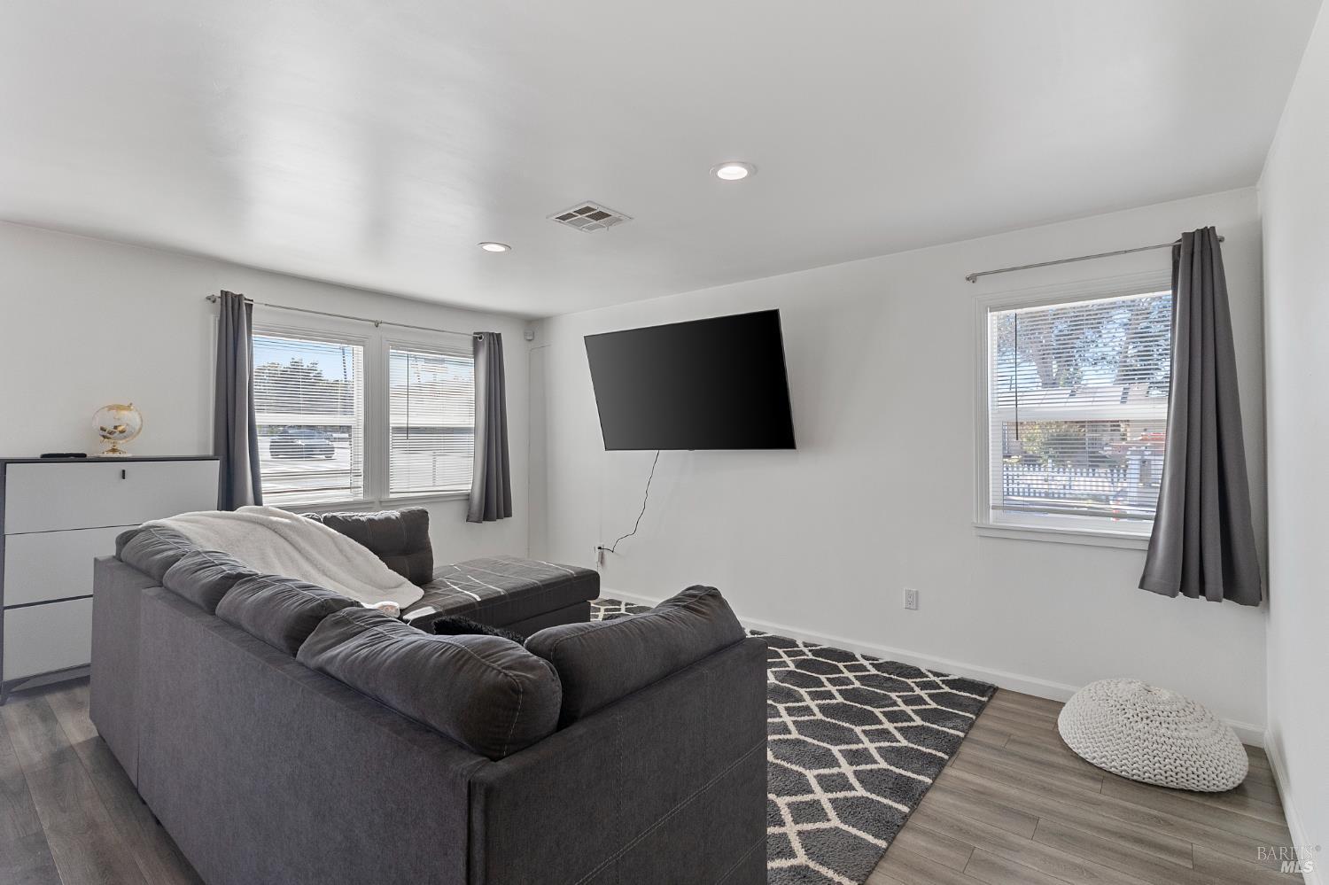 Detail Gallery Image 13 of 33 For 1990 Griffin Dr, Vallejo,  CA 94589 - 3 Beds | 2 Baths