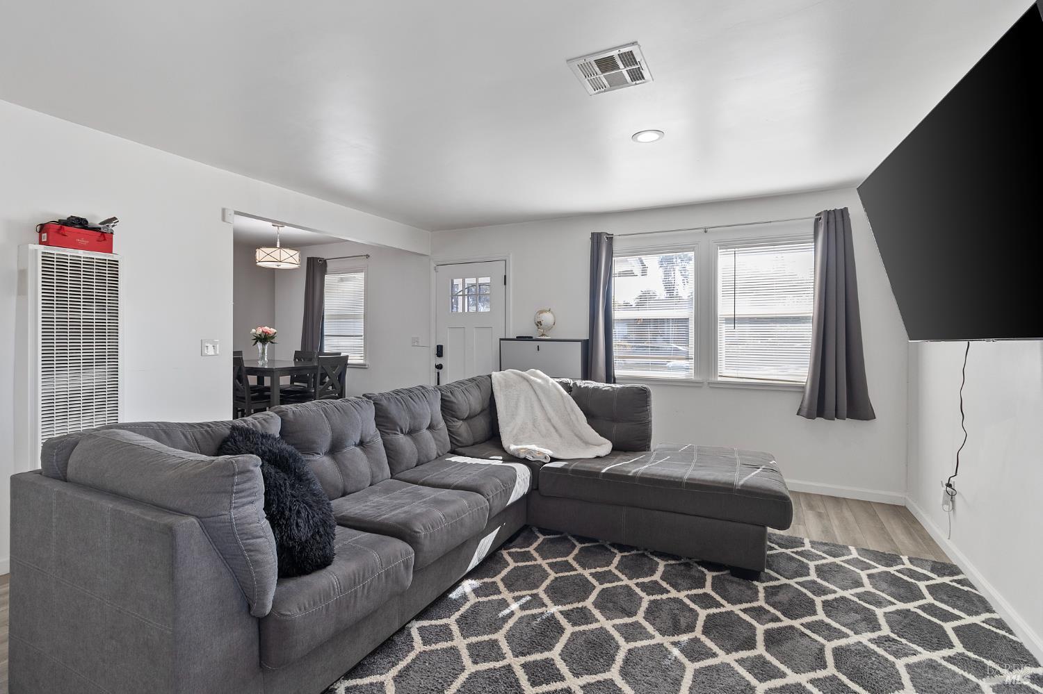Detail Gallery Image 5 of 33 For 1990 Griffin Dr, Vallejo,  CA 94589 - 3 Beds | 2 Baths