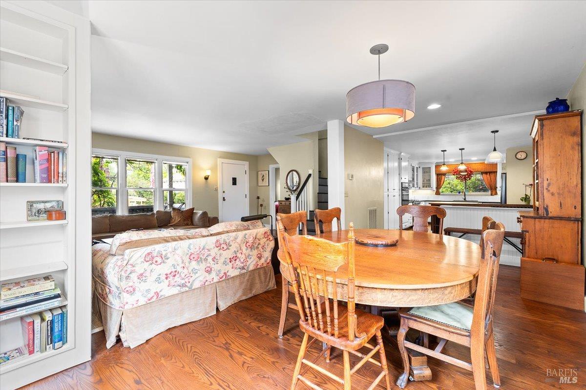 Detail Gallery Image 6 of 34 For 421 University St, Healdsburg,  CA 95448 - 3 Beds | 2/1 Baths