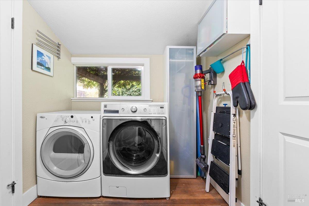 Detail Gallery Image 14 of 34 For 421 University St, Healdsburg,  CA 95448 - 3 Beds | 2/1 Baths