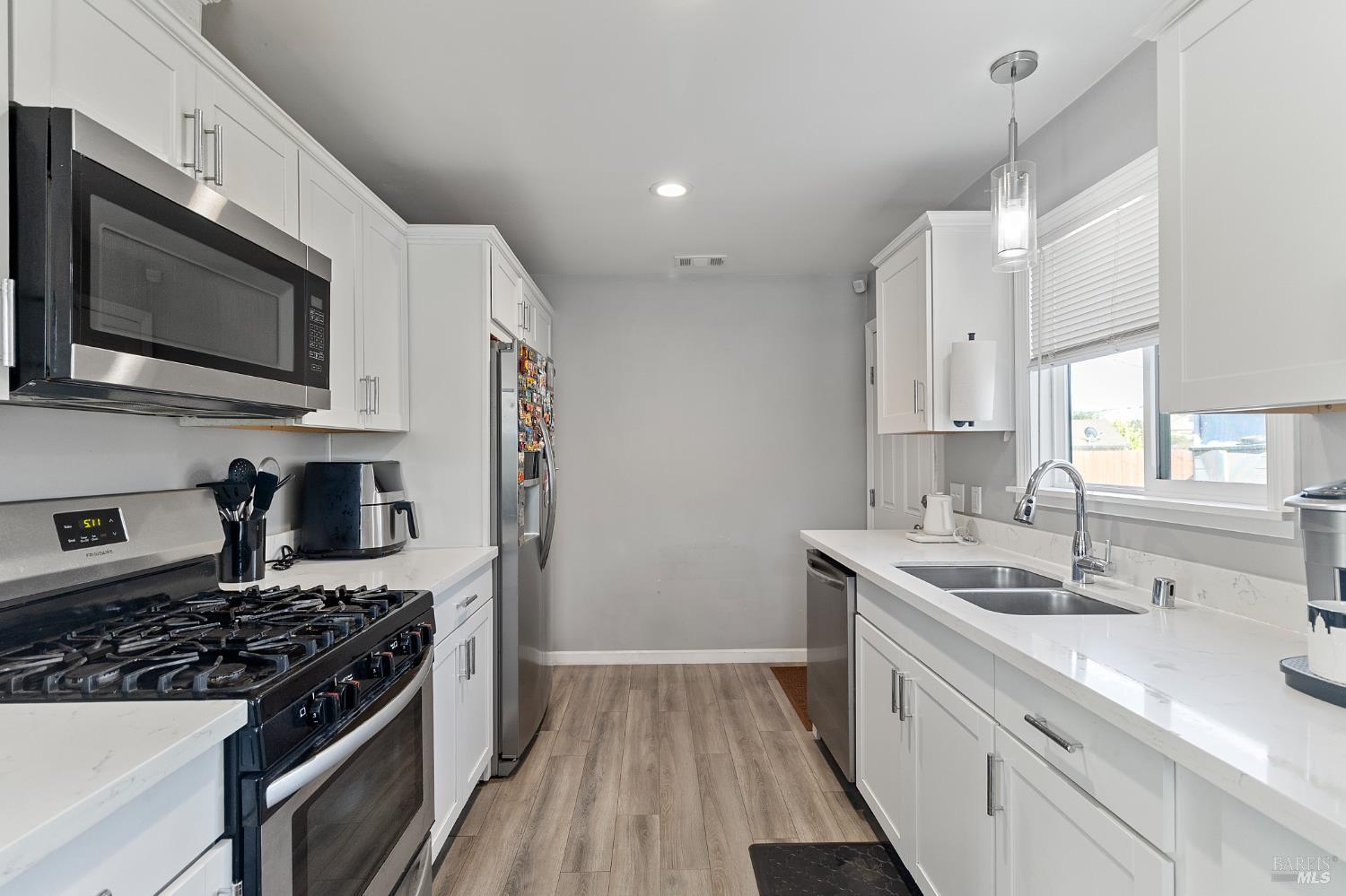 Detail Gallery Image 3 of 33 For 1990 Griffin Dr, Vallejo,  CA 94589 - 3 Beds | 2 Baths