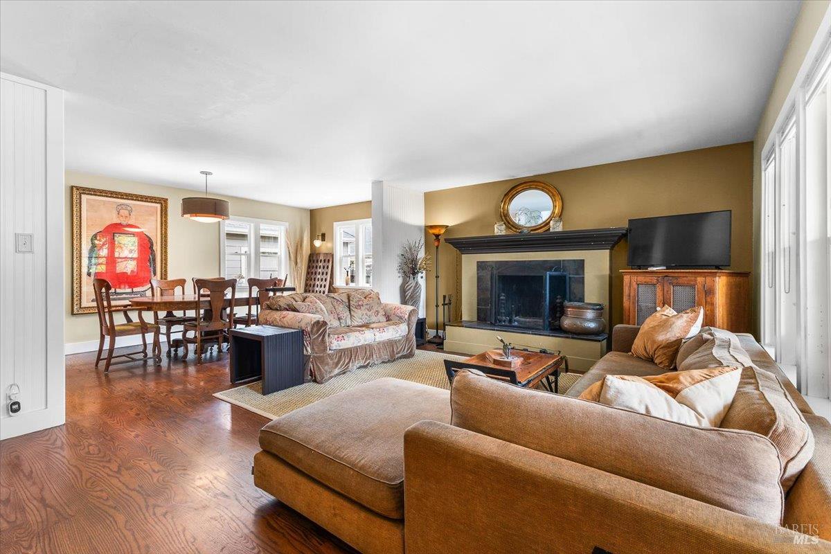 Detail Gallery Image 3 of 34 For 421 University St, Healdsburg,  CA 95448 - 3 Beds | 2/1 Baths