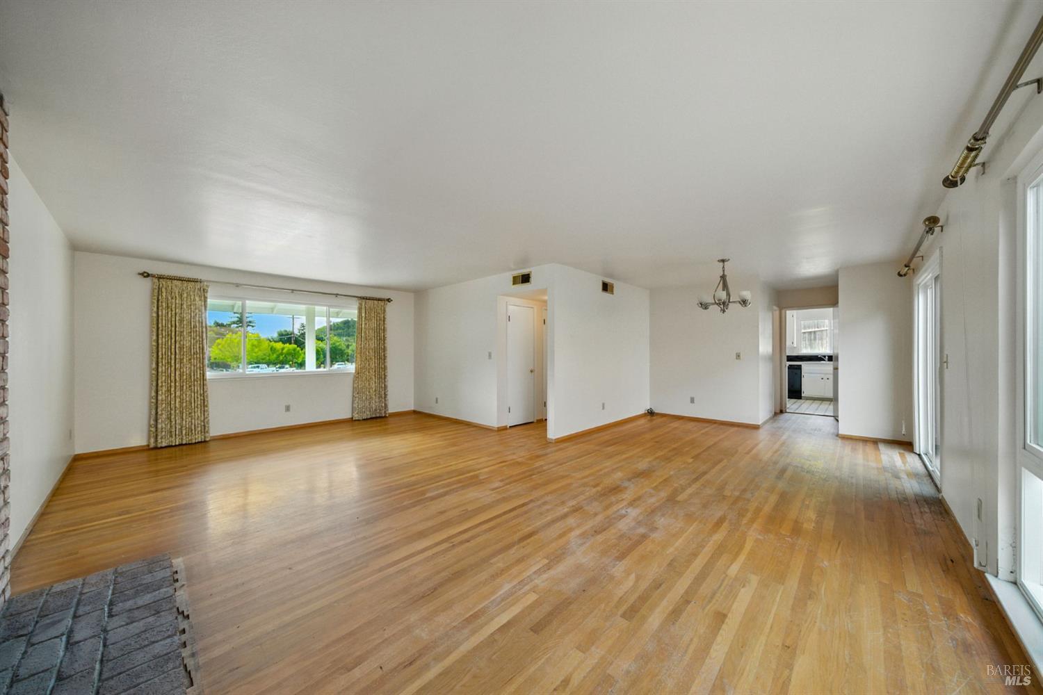 Detail Gallery Image 5 of 51 For 2559 Las Gallinas Ave, San Rafael,  CA 94903 - 5 Beds | 2/1 Baths