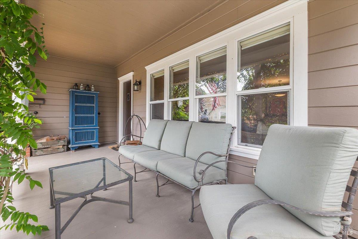 Detail Gallery Image 2 of 34 For 421 University St, Healdsburg,  CA 95448 - 3 Beds | 2/1 Baths