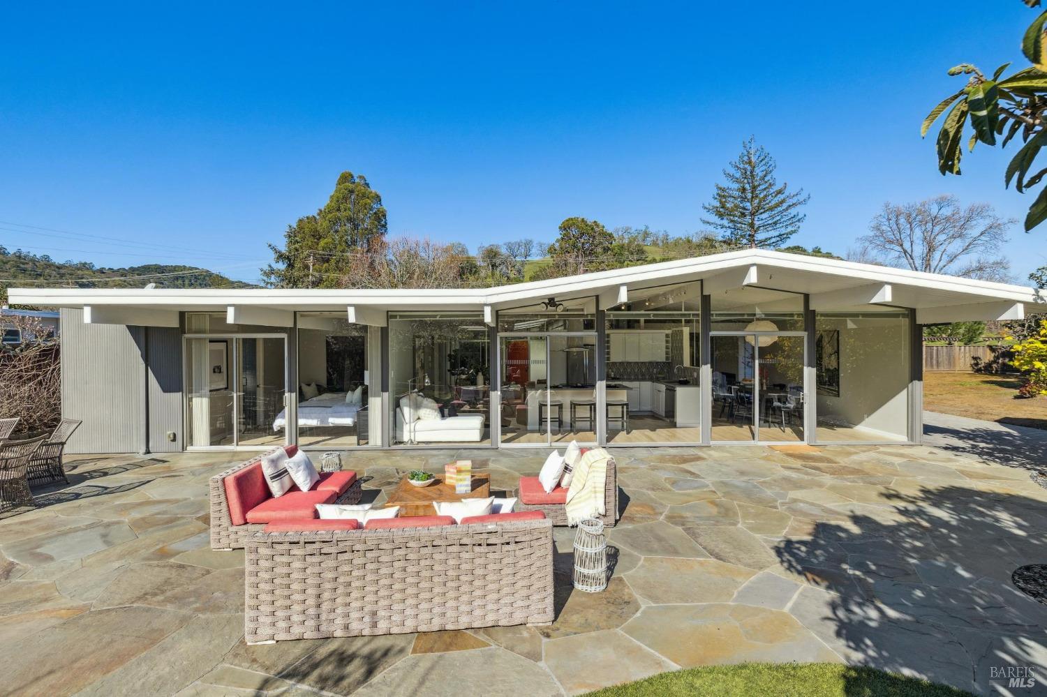 Detail Gallery Image 7 of 47 For 35 Golden Hinde Blvd, San Rafael,  CA 94903 - 4 Beds | 2 Baths