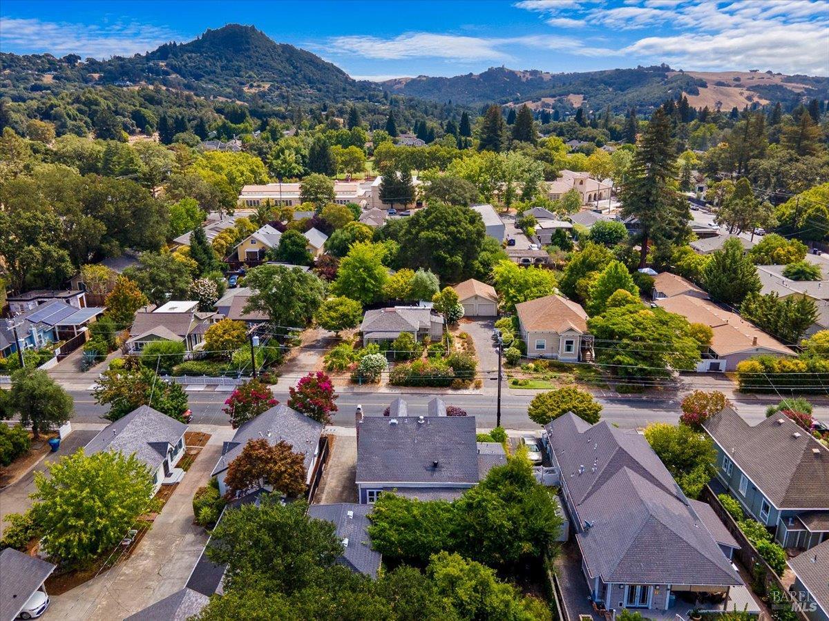 Detail Gallery Image 33 of 34 For 421 University St, Healdsburg,  CA 95448 - 3 Beds | 2/1 Baths