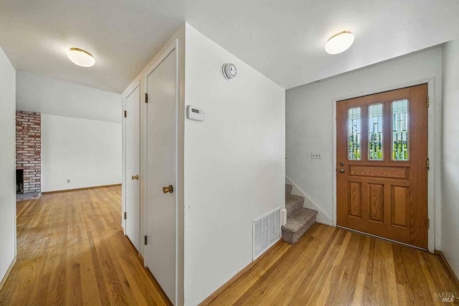 Detail Gallery Image 3 of 51 For 2559 Las Gallinas Ave, San Rafael,  CA 94903 - 5 Beds | 2/1 Baths