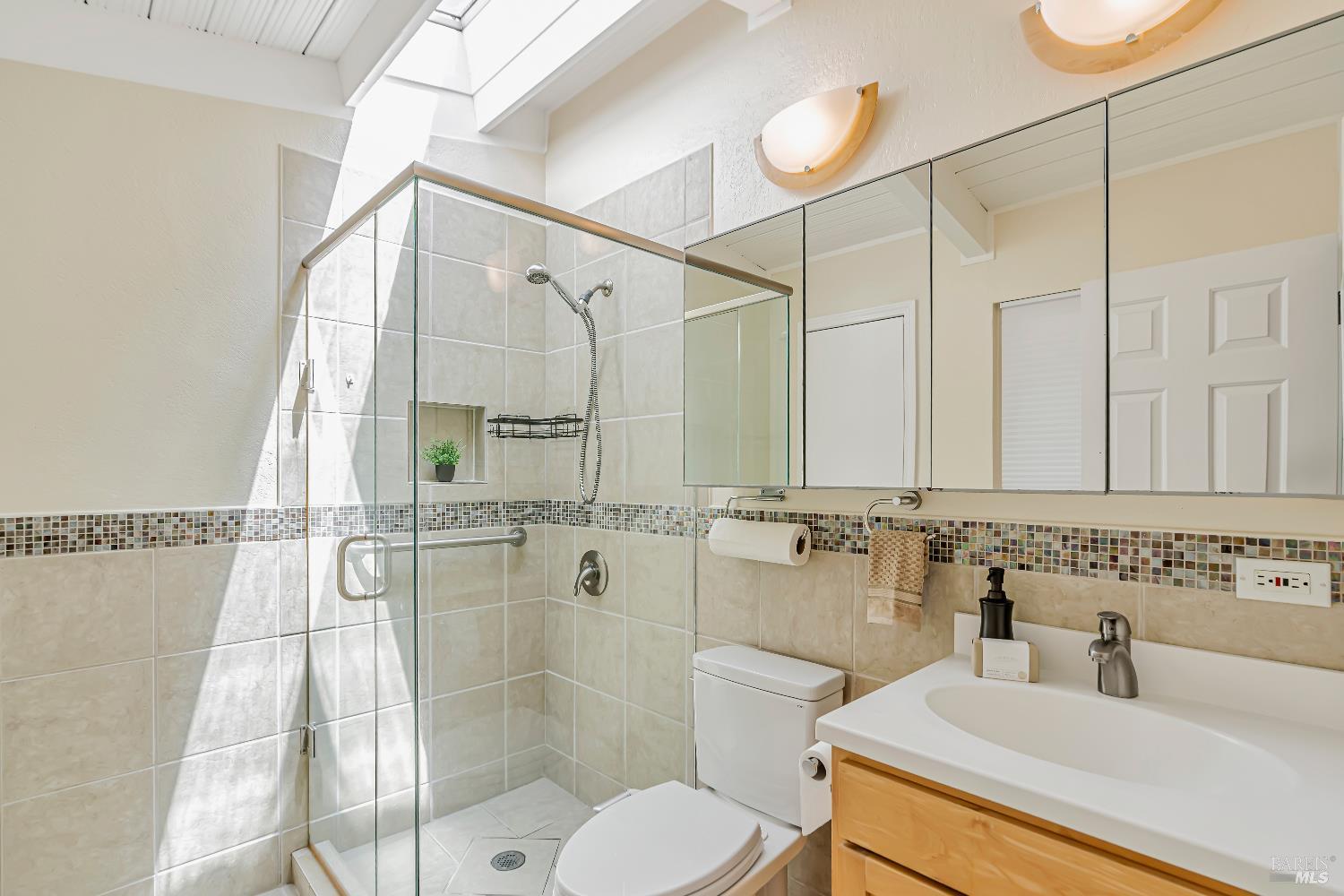 Detail Gallery Image 14 of 23 For 555 Wisteria Way, San Rafael,  CA 94903 - 3 Beds | 2 Baths