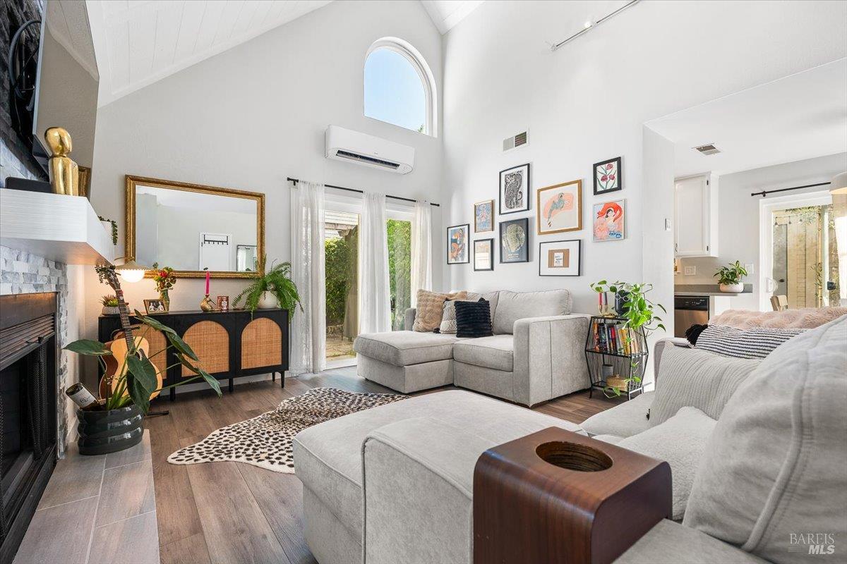 Detail Gallery Image 6 of 39 For 2707 Lakeview Dr, Santa Rosa,  CA 95405 - 2 Beds | 1 Baths