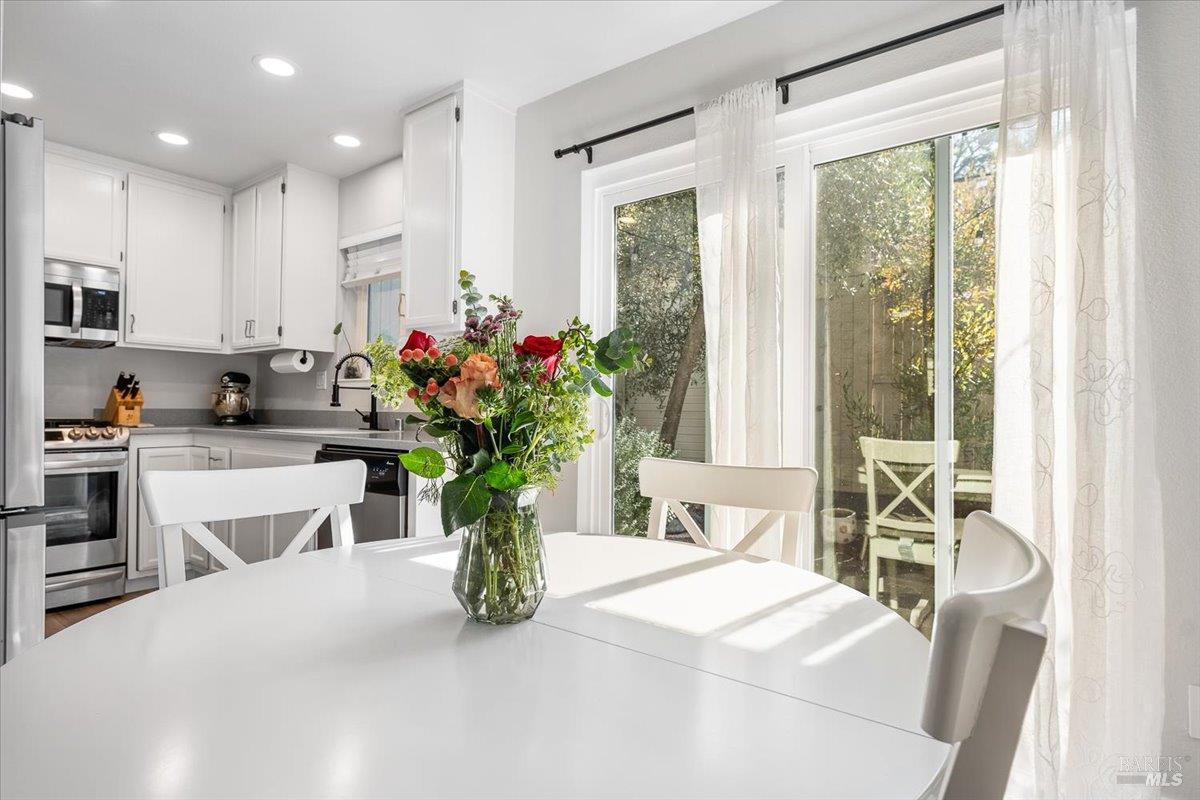 Detail Gallery Image 16 of 39 For 2707 Lakeview Dr, Santa Rosa,  CA 95405 - 2 Beds | 1 Baths