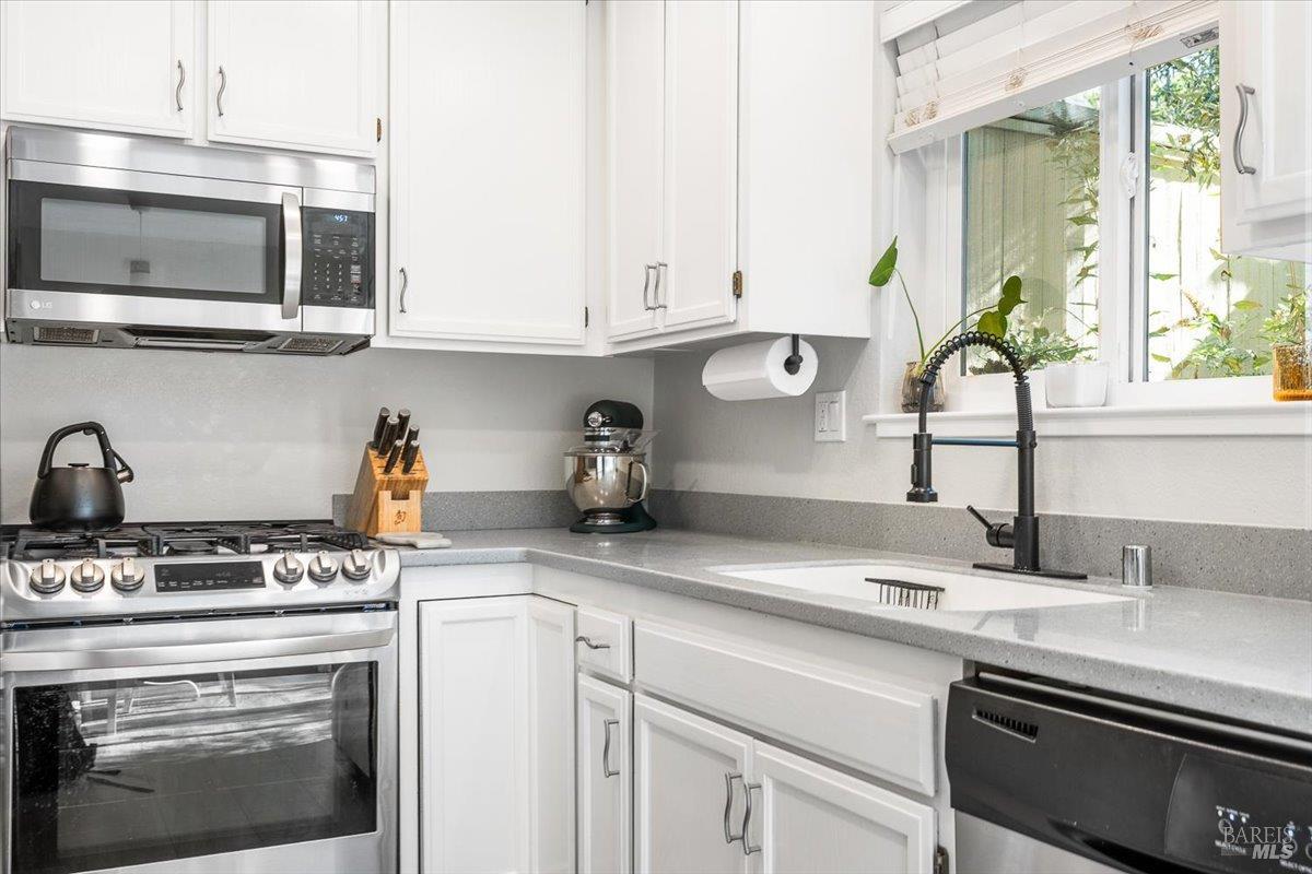Detail Gallery Image 17 of 39 For 2707 Lakeview Dr, Santa Rosa,  CA 95405 - 2 Beds | 1 Baths