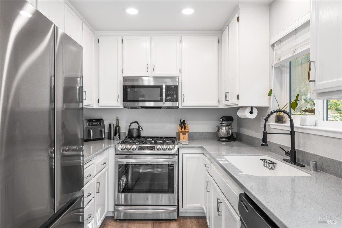 Detail Gallery Image 18 of 39 For 2707 Lakeview Dr, Santa Rosa,  CA 95405 - 2 Beds | 1 Baths