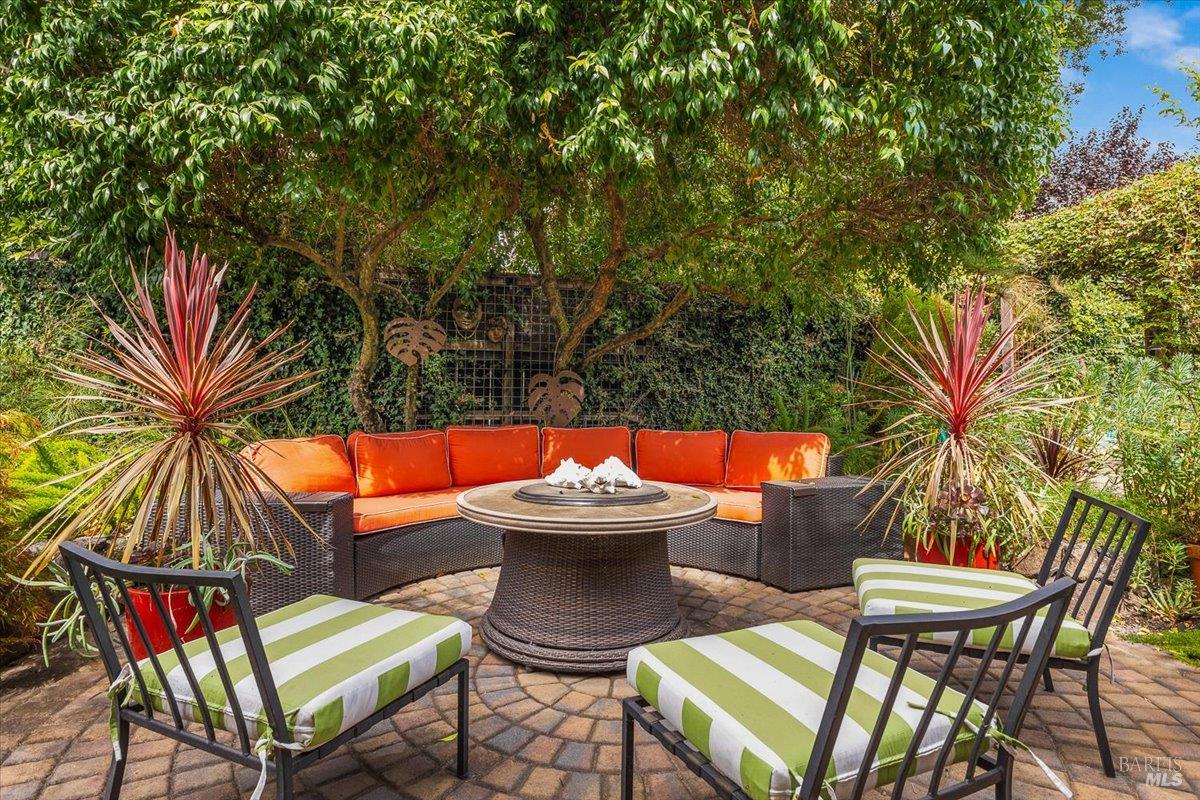 Detail Gallery Image 26 of 34 For 421 University St, Healdsburg,  CA 95448 - 3 Beds | 2/1 Baths