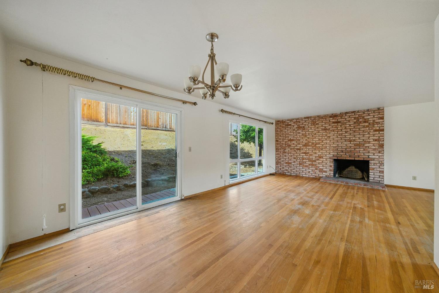 Detail Gallery Image 6 of 51 For 2559 Las Gallinas Ave, San Rafael,  CA 94903 - 5 Beds | 2/1 Baths
