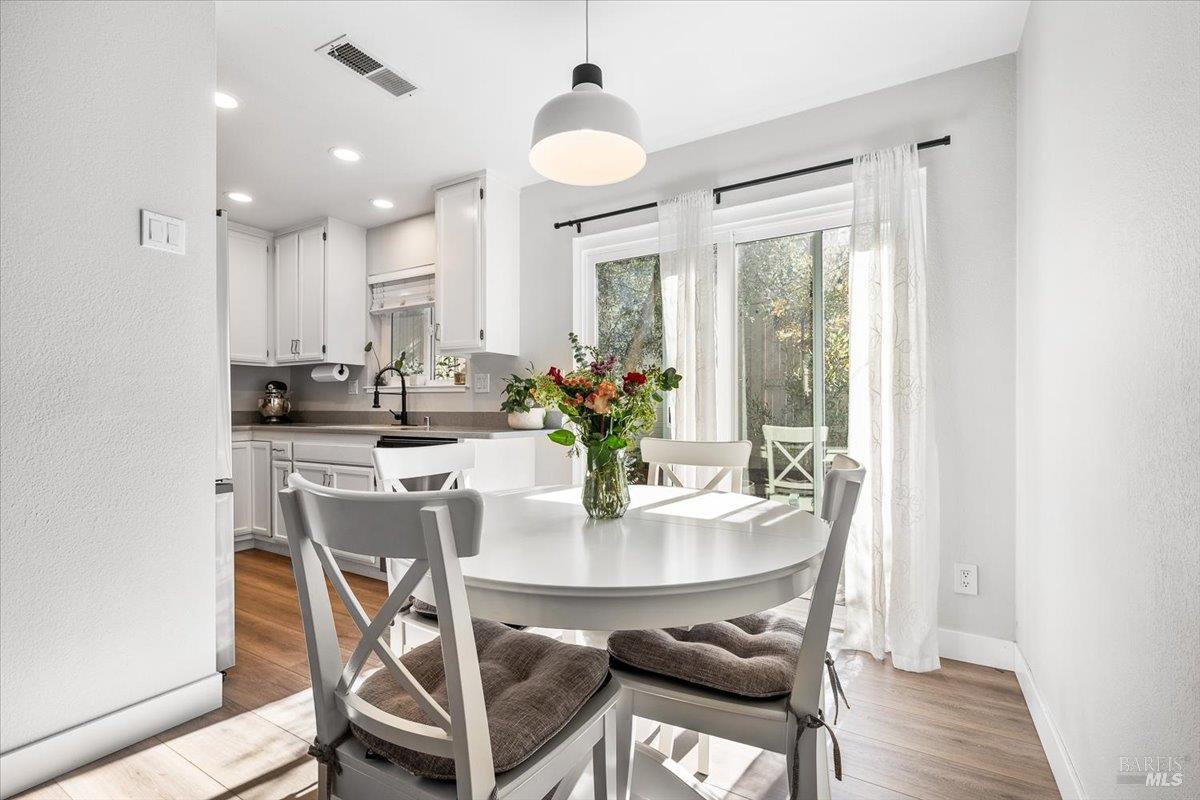 Detail Gallery Image 15 of 39 For 2707 Lakeview Dr, Santa Rosa,  CA 95405 - 2 Beds | 1 Baths