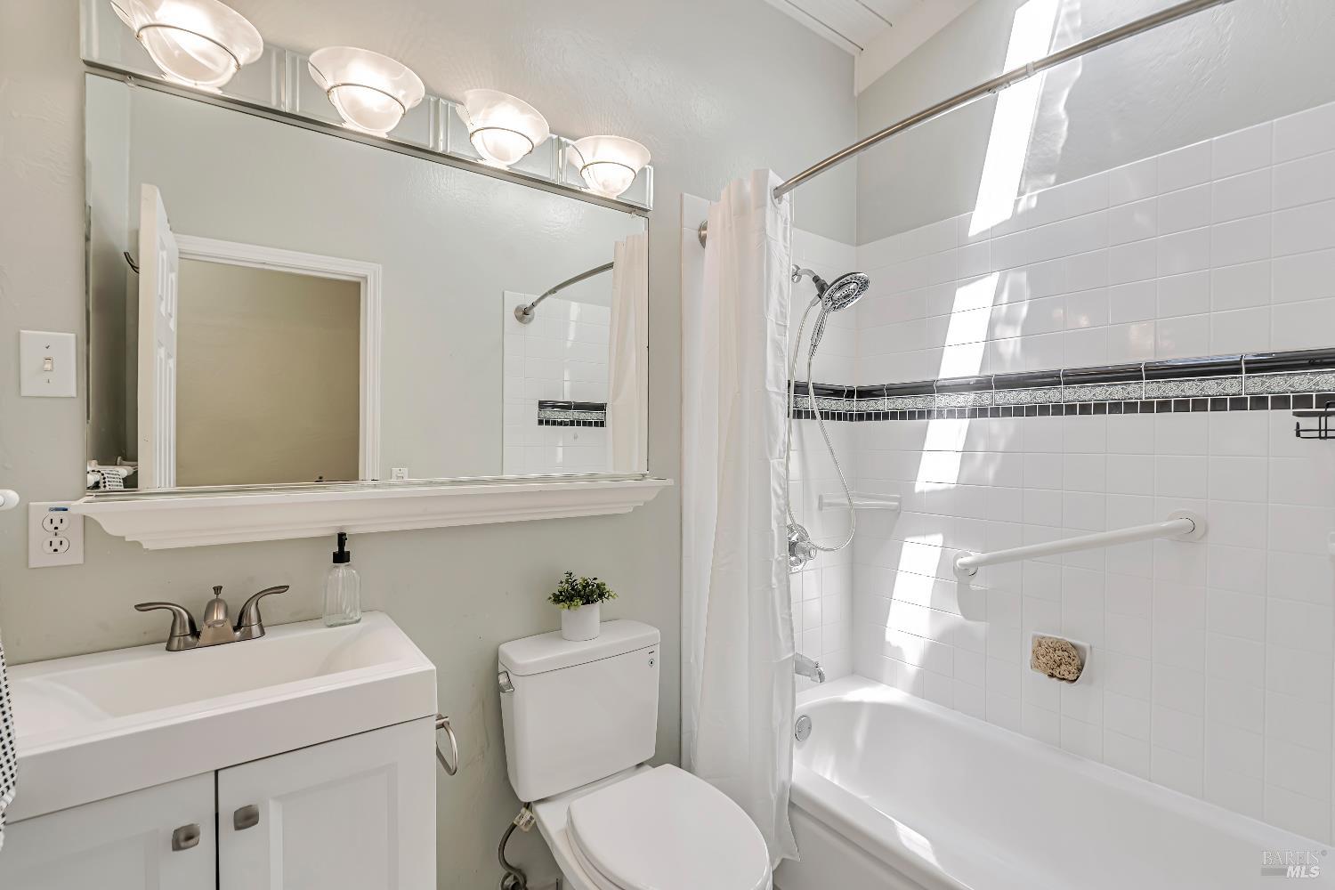 Detail Gallery Image 15 of 23 For 555 Wisteria Way, San Rafael,  CA 94903 - 3 Beds | 2 Baths