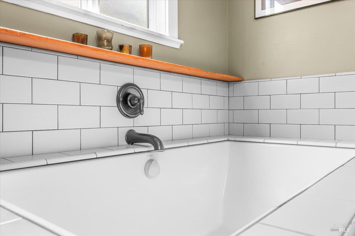 Detail Gallery Image 13 of 34 For 421 University St, Healdsburg,  CA 95448 - 3 Beds | 2/1 Baths