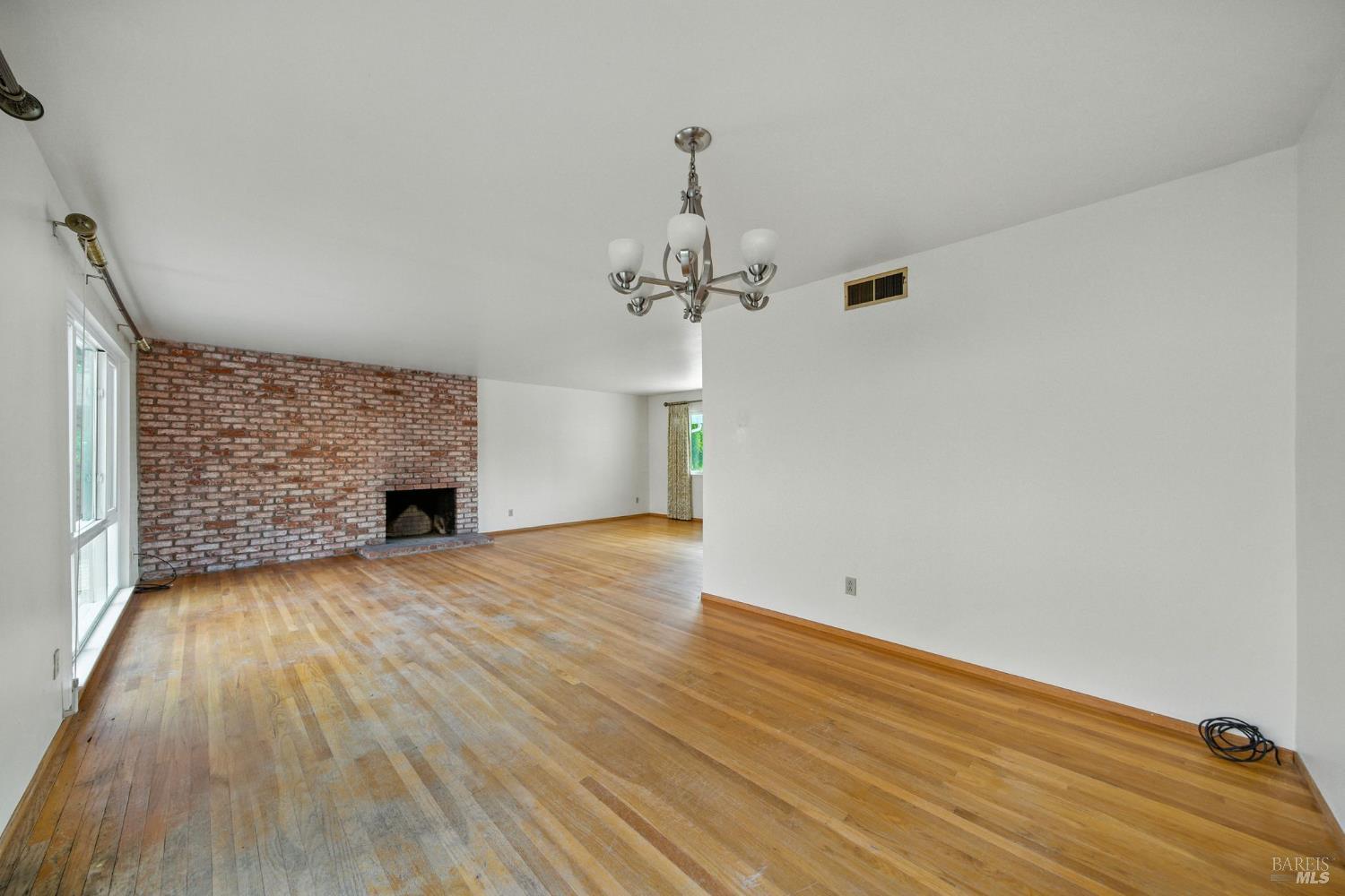 Detail Gallery Image 8 of 51 For 2559 Las Gallinas Ave, San Rafael,  CA 94903 - 5 Beds | 2/1 Baths