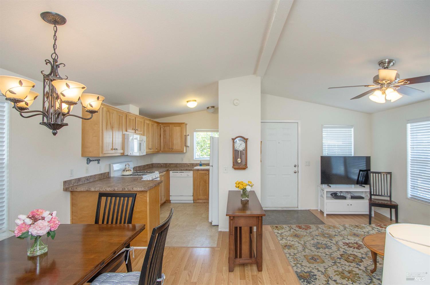 Detail Gallery Image 12 of 33 For 63 Oakwood Dr, Petaluma,  CA 94954 - 3 Beds | 2 Baths