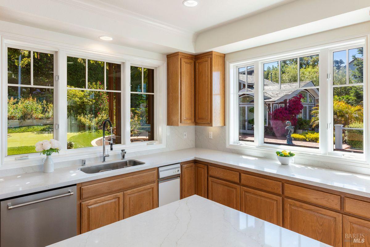 Detail Gallery Image 11 of 61 For 335 Golden Gate Ave, Belvedere,  CA 94920 - 4 Beds | 4/1 Baths