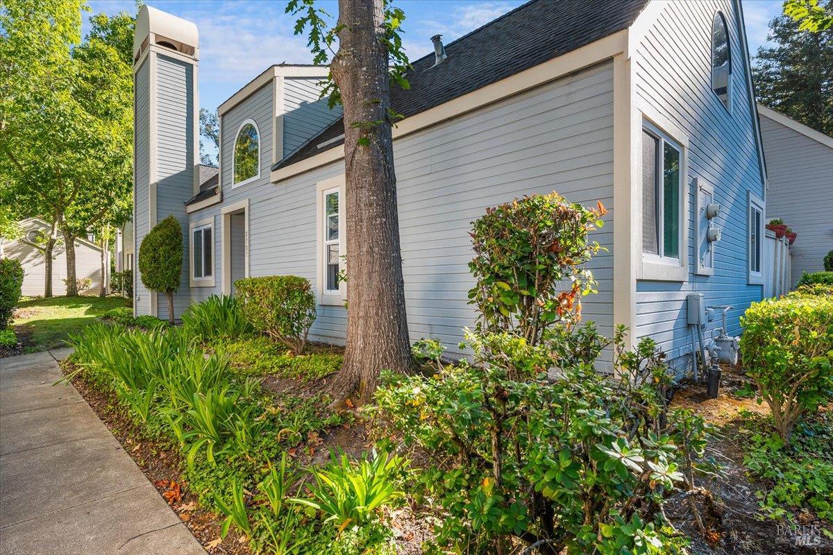 Detail Gallery Image 3 of 39 For 2707 Lakeview Dr, Santa Rosa,  CA 95405 - 2 Beds | 1 Baths