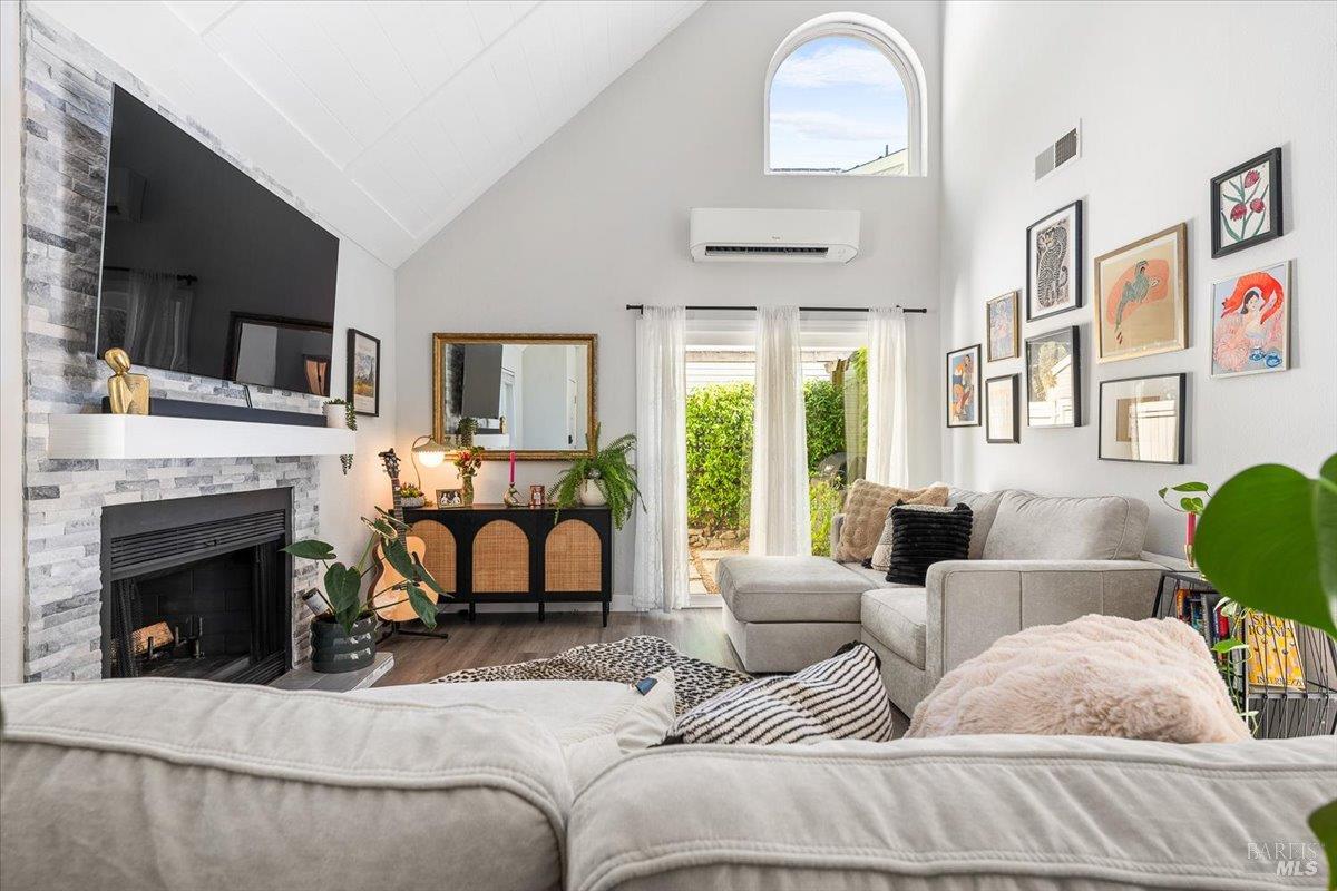 Detail Gallery Image 9 of 39 For 2707 Lakeview Dr, Santa Rosa,  CA 95405 - 2 Beds | 1 Baths