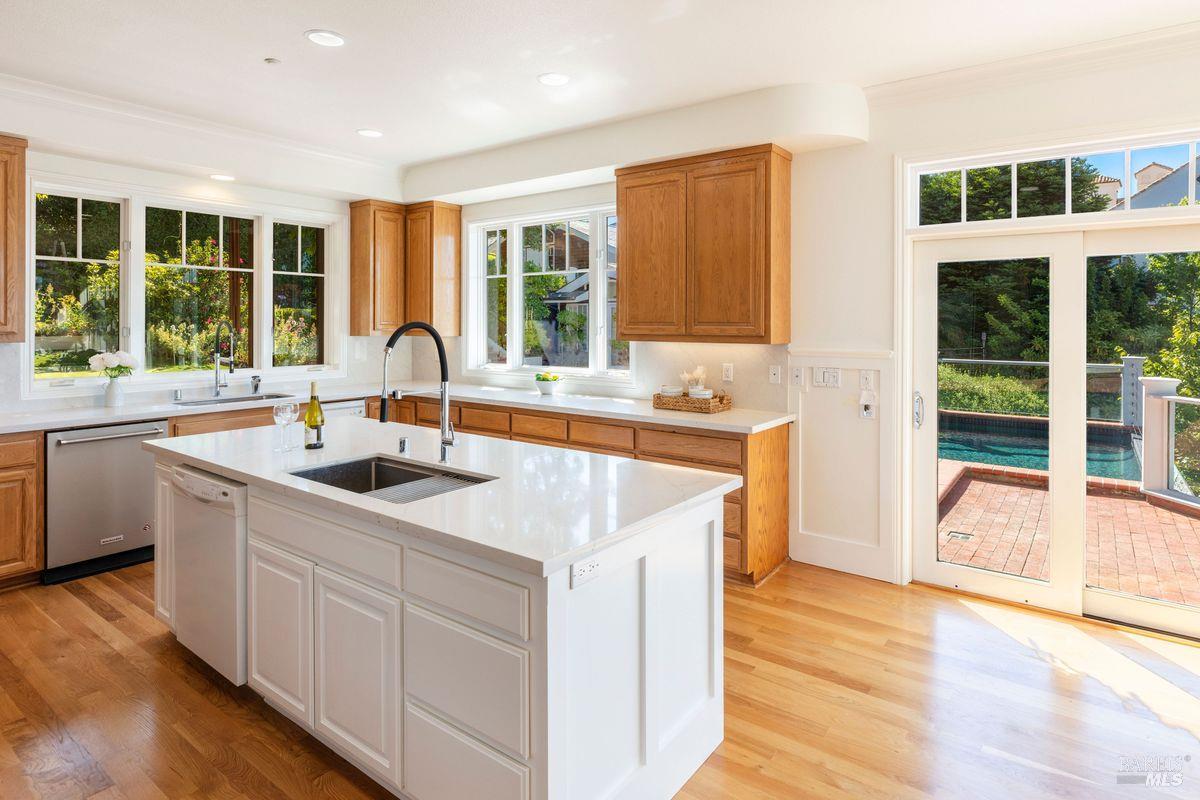 Detail Gallery Image 10 of 61 For 335 Golden Gate Ave, Belvedere,  CA 94920 - 4 Beds | 4/1 Baths