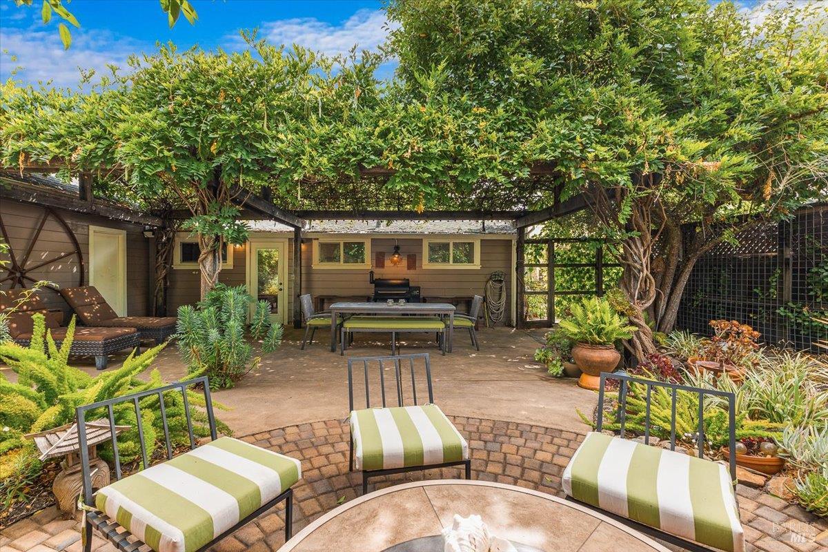Detail Gallery Image 27 of 34 For 421 University St, Healdsburg,  CA 95448 - 3 Beds | 2/1 Baths