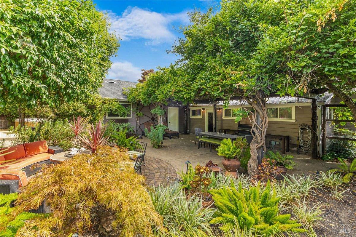 Detail Gallery Image 25 of 34 For 421 University St, Healdsburg,  CA 95448 - 3 Beds | 2/1 Baths