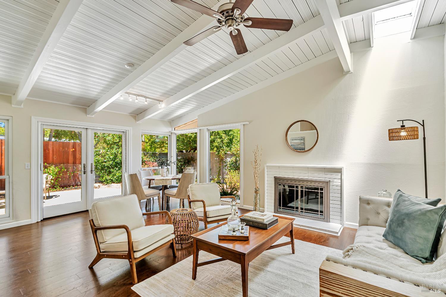 Detail Gallery Image 4 of 23 For 555 Wisteria Way, San Rafael,  CA 94903 - 3 Beds | 2 Baths