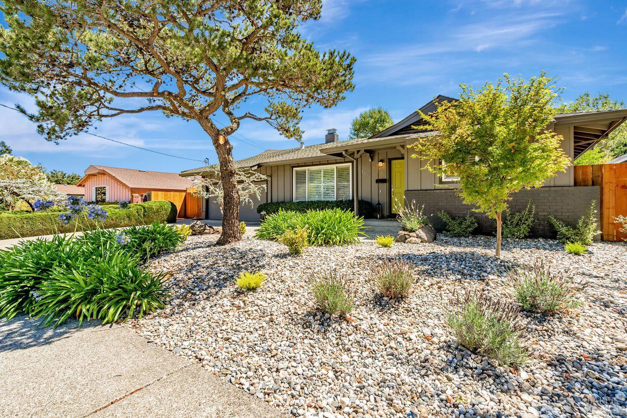 Detail Gallery Image 4 of 38 For 2180 Las Gallinas Ave, San Rafael,  CA 94903 - 3 Beds | 2 Baths