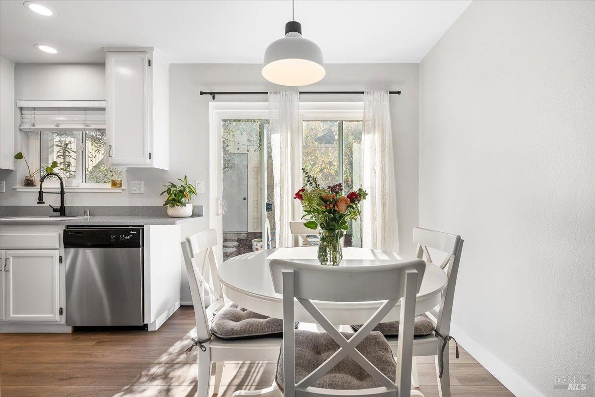 Detail Gallery Image 14 of 39 For 2707 Lakeview Dr, Santa Rosa,  CA 95405 - 2 Beds | 1 Baths