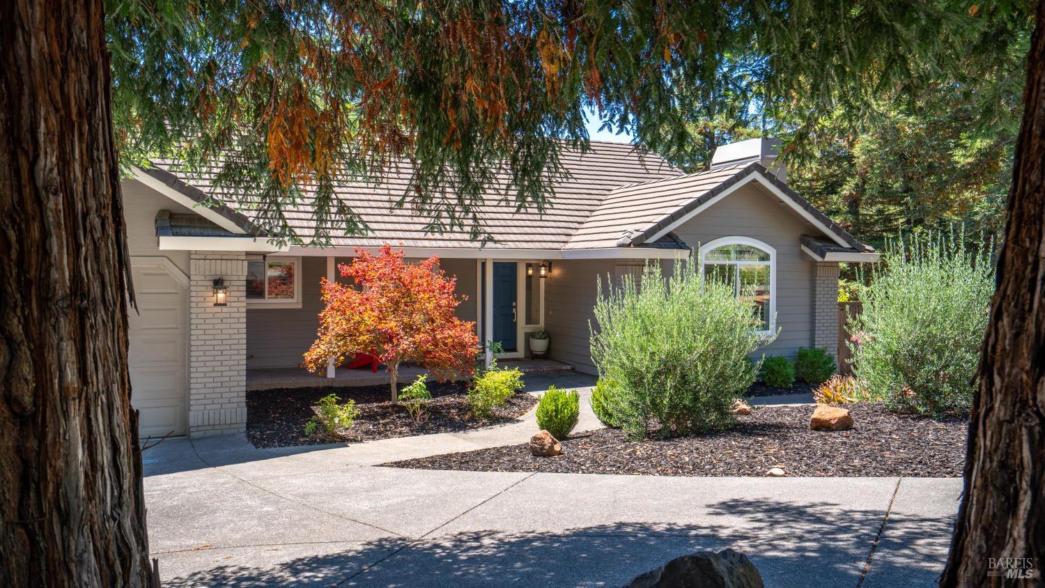 Detail Gallery Image 2 of 29 For 219 Burgundy Rd, Healdsburg,  CA 95448 - 4 Beds | 2 Baths