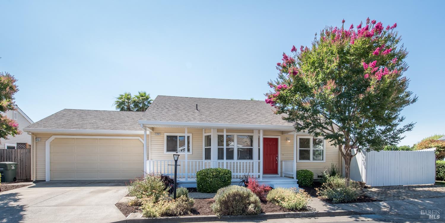 Detail Gallery Image 1 of 31 For 1747 Eardley Ave, Santa Rosa,  CA 95401 - 2 Beds | 2 Baths