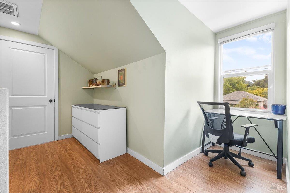 Detail Gallery Image 21 of 34 For 421 University St, Healdsburg,  CA 95448 - 3 Beds | 2/1 Baths