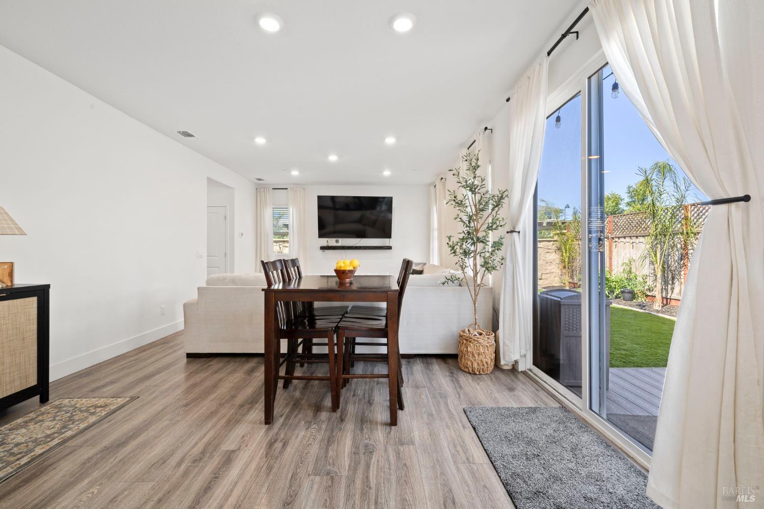 Detail Gallery Image 8 of 25 For 6048 Oak Leaf Pl, Rohnert Park,  CA 94928 - 3 Beds | 2/1 Baths